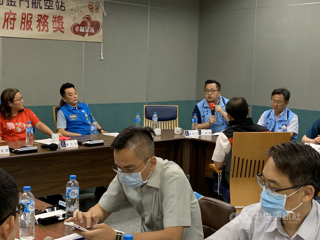交通部長林佳龍2日在金門航空站舉辦防疫紓困觀光產業座談會,聽取地方觀光旅遊公協會、交通和特產業者建言。金門縣政府觀光處處長丁健剛(後左3)發言。(金門縣政府提供)中央社記者黃慧敏傳真 109年6月2日