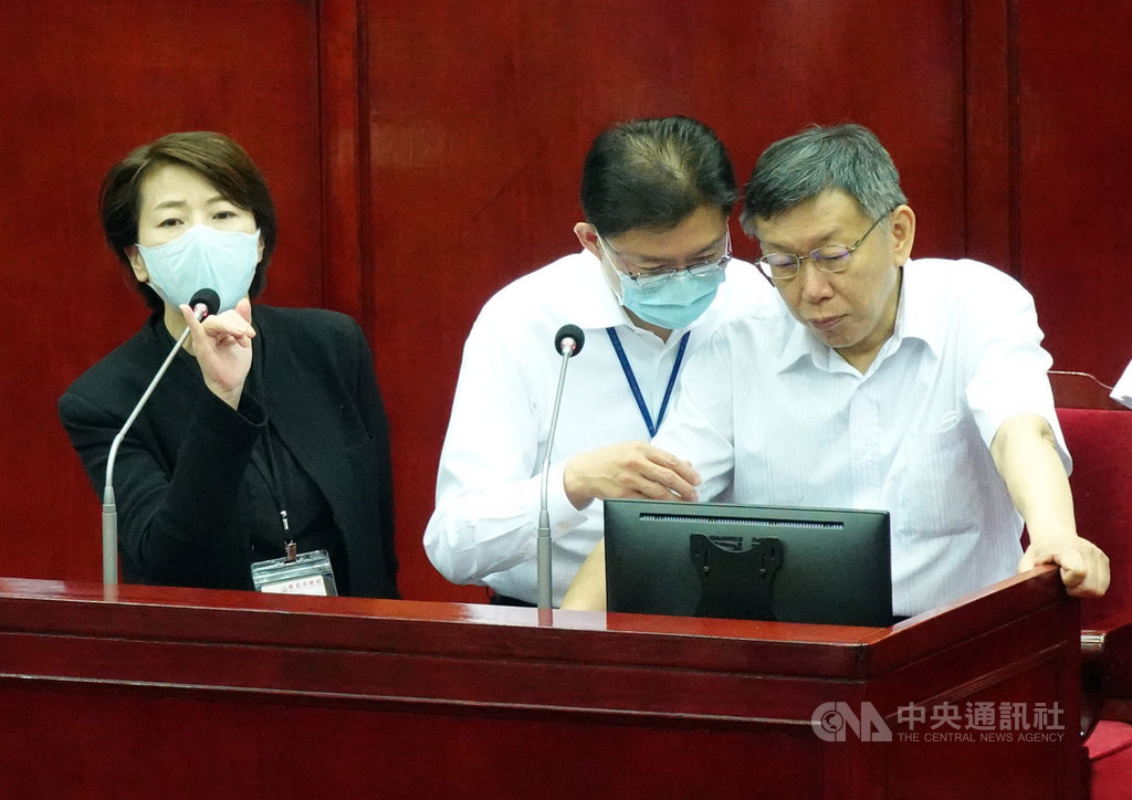 行政院公布三倍券詳細方案,台北市副市長黃珊珊受訪表示,已要求觀傳局針對國旅進行規劃,此外,商圈、夜市及市場部分也會加碼。圖為台北市長柯文哲(右)與副市長黃珊珊(左)2日列席市議會市政總質詢。中央社記者鄭傑文攝 109年6月2日