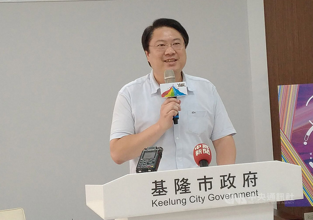 基隆市長林右昌2日表示,即日起民眾或同仁進出市府所屬機關,不再強制戴口罩,但仍須量測額溫,同時也請大家保持社交距離,若出現上呼吸道症狀者,請務必戴上口罩。中央社記者王朝鈺攝 109年6月2日
