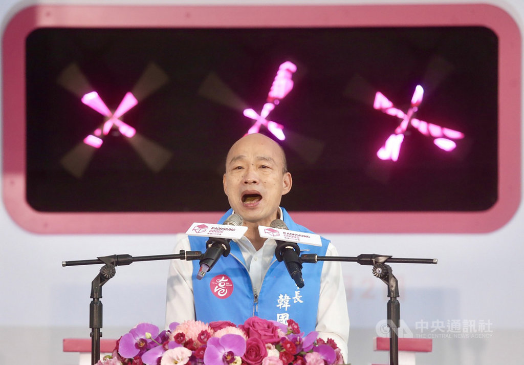 中選會4月宣告高雄巿長韓國瑜罷免案成立,韓國瑜聲請停止執行一審被駁回,韓不服提抗告,二審2日認定,停止執行將對高雄人行使參政權公益造成重大影響,駁回抗告確定。韓國瑜2日照常出席公開活動行程。中央社記者董俊志攝 109年6月2日