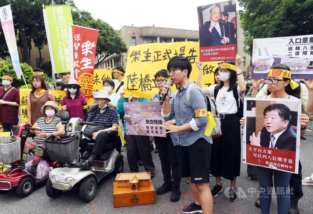 國際愛地芽協會台灣分會、樂生保留自救會等團體2日在行政院前舉行記者會,宣布提出公民訴訟和聲請假處分;並指出目前樂生園區的懸空陸橋入口景觀工程未作環評,請求環保署命衛福部及樂生療養院停止實施開發行為。中央社記者施宗暉攝 109年6月2日