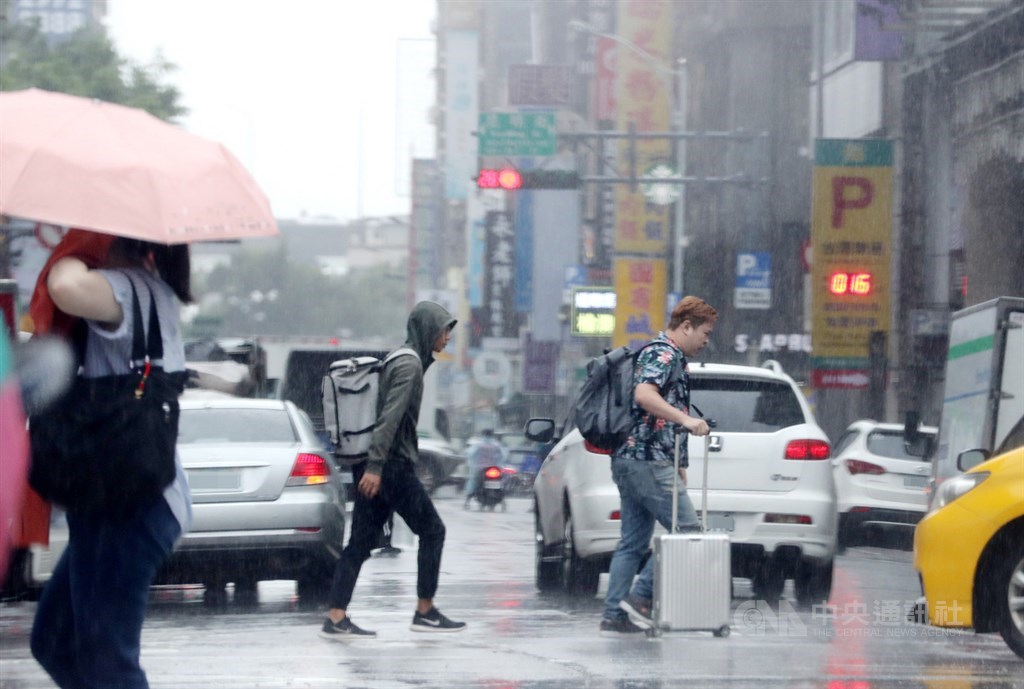 中央氣象局2日晚間針對基隆市、台北市、新北市、宜蘭縣及花蓮縣等5縣市發出大雨特報。(中央社檔案照片)