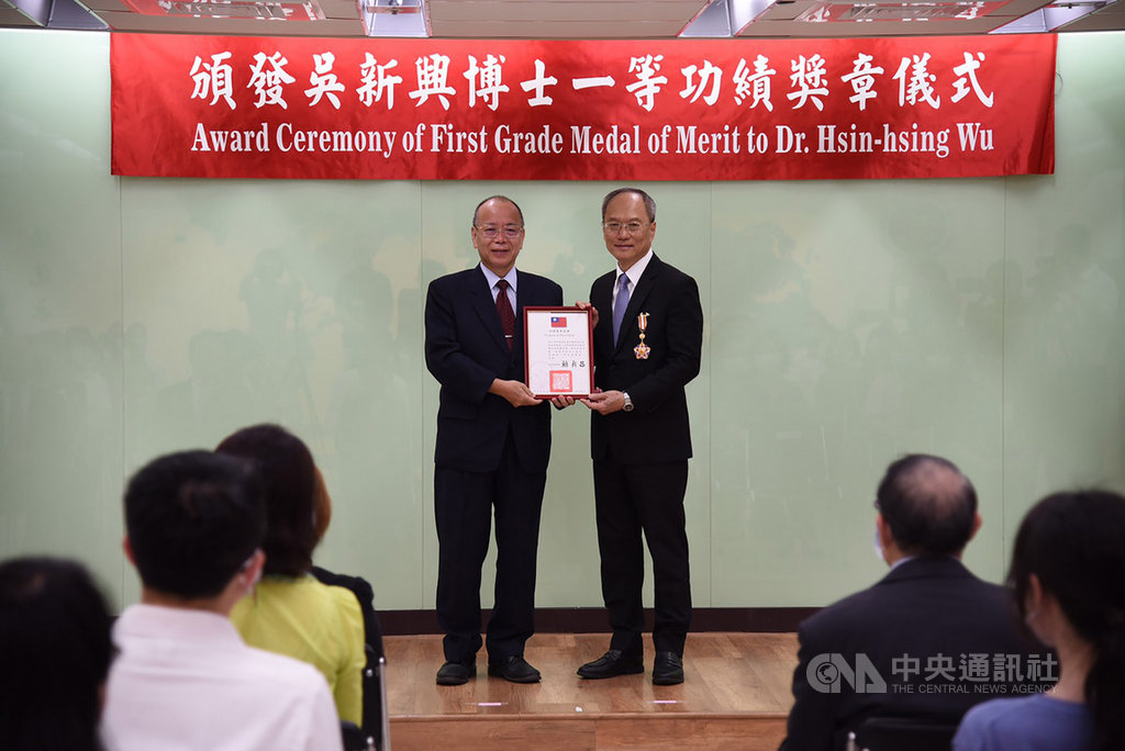 前僑務委員會委員長吳新興(右)5月19日卸下職務,為表彰4年任期的付出,行政院政務委員張景森2日代表院長蘇貞昌頒發一等功績獎章,新任委員長童振源並透過視訊觀禮。(僑委會提供)中央社記者陳韻聿傳真 109年6月2日