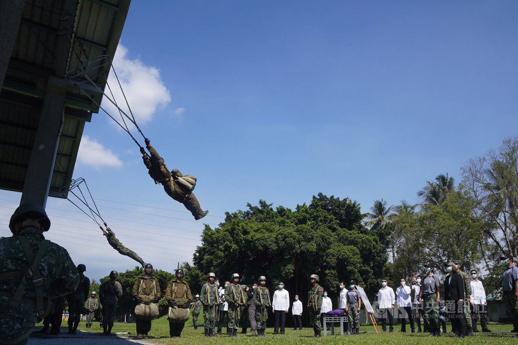 總統蔡英文（前右黑衣者）2日前往屏東視察陸軍航特部空降訓練中心，部隊現場實施「擺動著陸」等訓練科目。中央社記者徐肇昌攝　109年6月2日