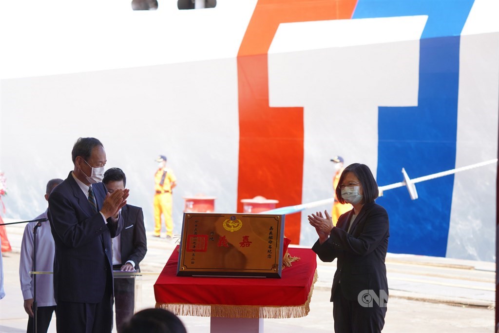 海巡署首艦4000噸級巡防艦命名暨下水典禮2日在台船公司高雄廠舉行,總統蔡英文(右)與海洋委員會主委李仲威(左)為「嘉義艦」命名揭牌。中央社記者徐肇昌攝 109年6月2日