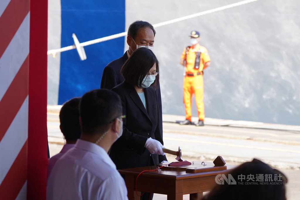 海巡署首艘4000噸級巡防艦「嘉義艦」2日在台船公司高雄廠舉行下水典禮,總統蔡英文(中)主持儀式。中央社記者徐肇昌攝 109年6月2日