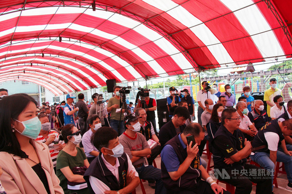 台電公司2日舉辦台中火力發電廠第2、3號機組重啟說明會,許多地方民眾都到場關心。中央社記者蘇木春攝 109年6月2日