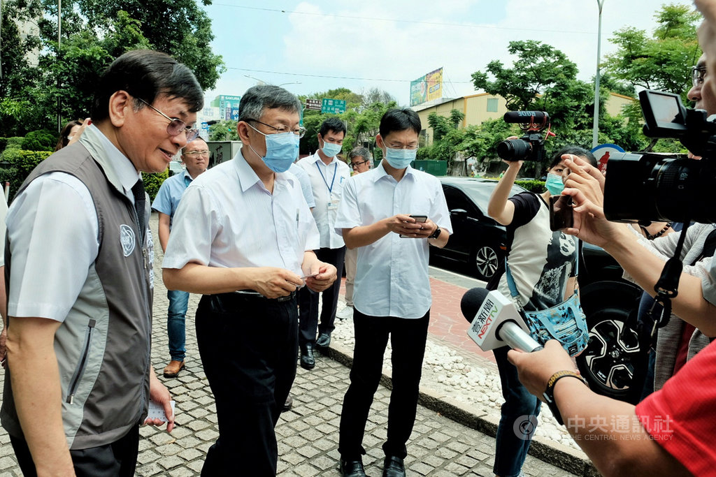 桃園市長鄭文燦母親鄭邱碧回日前辭世,台北市長柯文哲(前左2)2日前往靈堂弔唁,對於妻子陳佩琪引發的爭議,柯文哲沒有受訪就搭車離去。中央社記者吳睿騏桃園攝 109年6月2日