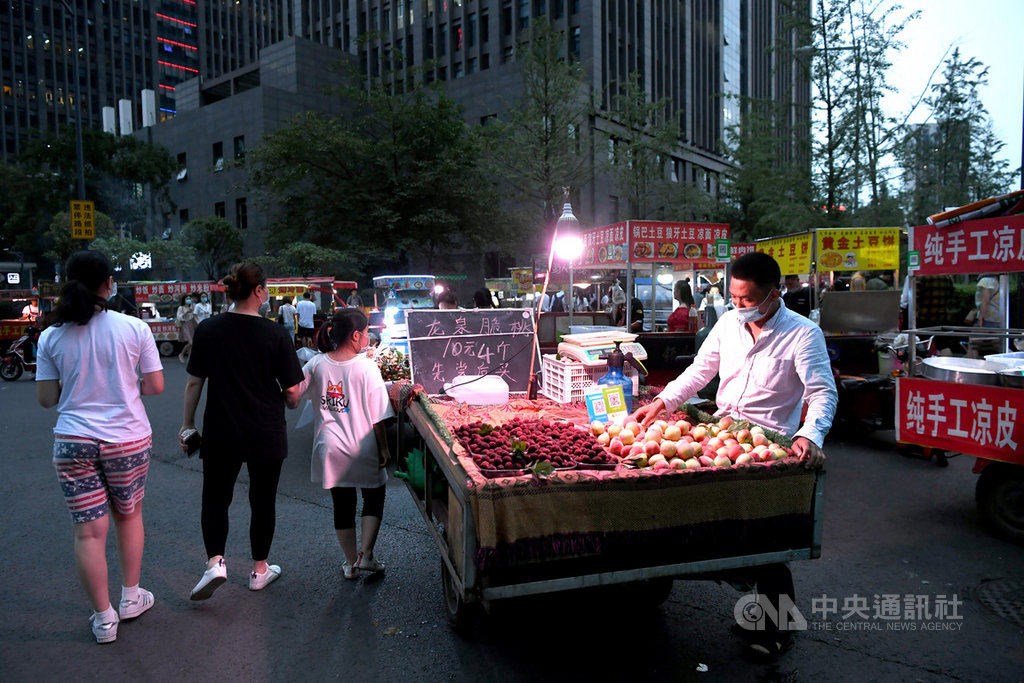 中國力推地攤經濟、小店經濟,陸媒1日大力宣傳叫進,還稱「擺地攤可以買豪車」。但多數大陸網友態度保留,質疑「那有這麼好賺」。圖為成都天府三街路邊攤組成的小夜市,當地宣稱開放擺攤可增加10萬人就業。(中新社提供)中央社 109年6月2日
