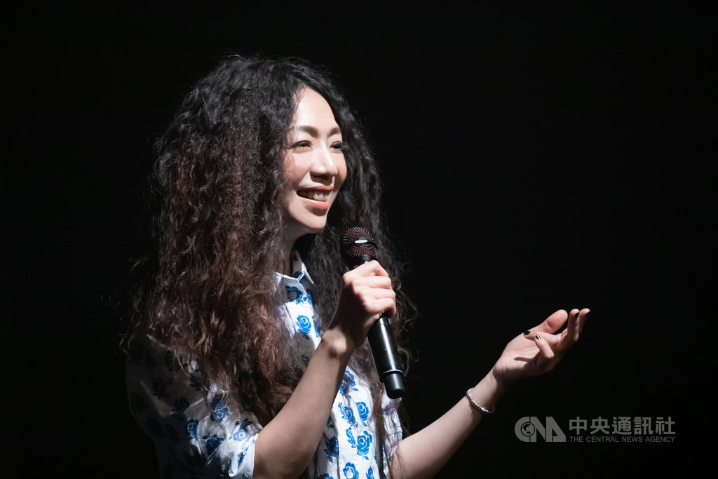 歌手萬芳原訂13日要在台北小巨蛋舉辦出道30週年演唱會,不料因疫情延期,她2日宣布明年6月12日將重返小巨蛋與歌迷同樂。(何樂音樂提供)中央社記者葉冠吟傳真 109年6月2日
