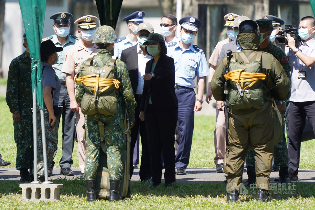 總統蔡英文（中）2日南下屏東，到陸軍航特部空降訓練中心視察，聽取人員介紹傘具等裝備。中央社記者徐肇昌攝　109年6月2日