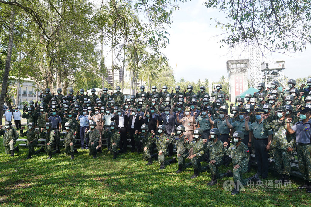 總統蔡英文（2排右9）2日下午到屏東視察陸軍航特部空降訓練中心，與部隊官兵合影留念。中央社記者徐肇昌攝　109年6月2日