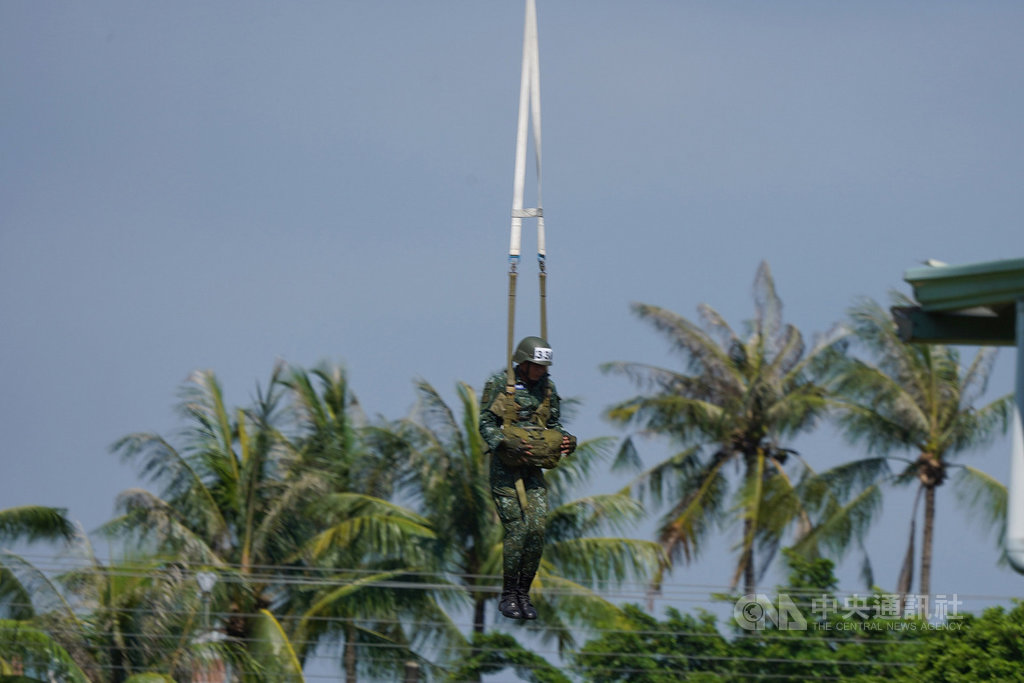 總統蔡英文2日下午到屏東視導陸軍航特部空降訓練中心，傘兵現場實施跳塔訓練，練習跳離機身時的正確姿勢，同時並藉以克服隊高度的恐懼。中央社記者徐肇昌攝　109年6月2日