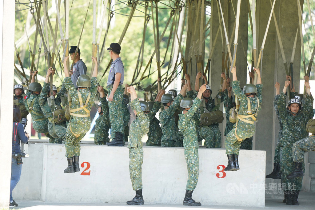 總統蔡英文2日下午赴屏東視導陸軍航特部空降訓練中心。部隊現場示範傘兵吊架訓練等操練科目。中央社記者徐肇昌攝　109年6月2日