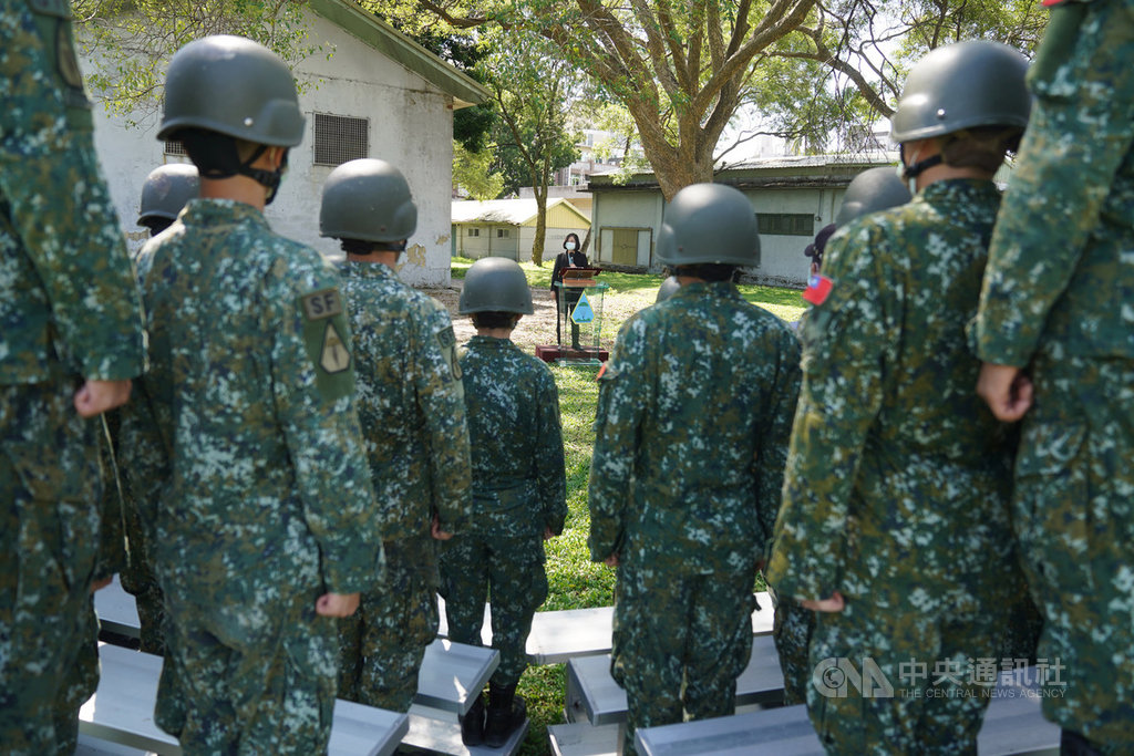 總統蔡英文（後中）2日視察屏東陸軍航特部空降訓練中心時表示，國家安全及區域和平穩定，不是靠卑躬屈膝，而是要靠堅實的國防。中央社記者徐肇昌攝　109年6月2日