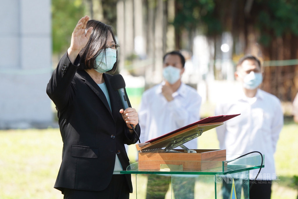 總統蔡英文（前）2日到屏東視導陸軍航特部空降訓練中心，致詞尾聲時，蔡總統並要現場所有國軍弟兄舉起右手，勇敢表達「一定會秉持勇氣好好努力，開創自己的未來」的承諾。中央社記者徐肇昌攝　109年6月2日