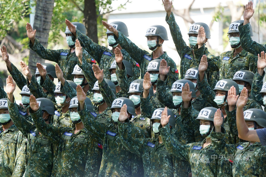 總統蔡英文2日視察屏東陸軍航特部空降訓練中心，致詞時要官兵高舉右手，勇敢表達「一定會秉持勇氣好好努力，開創自己的未來」的承諾，最後蔡總統也反問官兵：「大家說好不好？」所有官兵也異口同聲說：「好！」中央社記者徐肇昌攝　109年6月2日