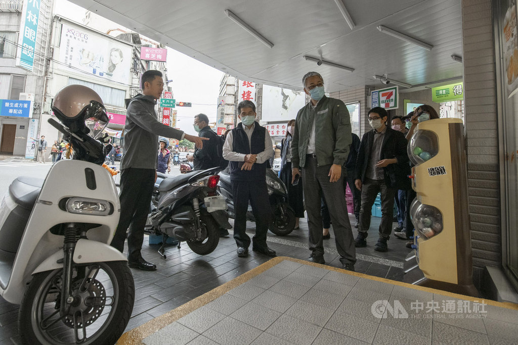 新竹市政府啟動市區騎樓順平工程計畫,將針對騎樓全面淨空並清除違章占用、違規路障及改善騎樓高低差等,把路權還給民眾,市長林智堅(前左)2日並親自視察市區騎樓現況。(新竹市政府提供)中央社記者郭宣彣傳真 109年6月2日