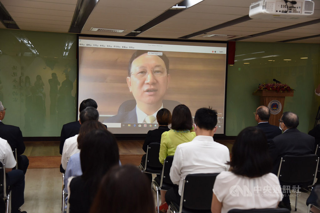 甫自泰國返台、目前仍居家檢疫的新任僑務委員會委員長童振源2日透過視訊表示,將利用過去3年在泰國服務僑民的成功經驗,建立各項數位服務及交流平台,並將透過僑民向國際推廣台灣優質數位教育及醫療服務。(僑委會提供)中央社記者陳韻聿傳真 109年6月2日