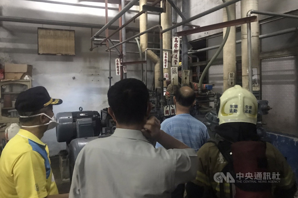 台南市安平工業區一家冷凍廠2日晚間發生氨氣外洩,有民眾聞到異味後報案,消防人員到場會同廠商尋找外洩來源,為一具跳脫的氨氣管路洩壓閥,晚間8時餘解除狀況,未傳傷亡。(讀者提供)中央社記者楊思瑞台南傳真 109年6月2日