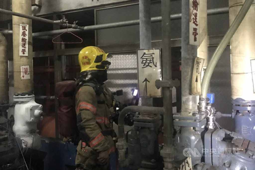 台南2日晚間有民眾報案稱在南區新仁路附近聞到異味,消防局人員獲報會同安平工業區服務中心人員深入尋找異味源頭,在一間冷凍廠發現一具跳脫的氨氣管路洩壓閥;於晚間8時15分將機器總閥關閉後,解除氣體外洩狀況。(讀者提供)中央社記者楊思瑞台南傳真 109年6月2日