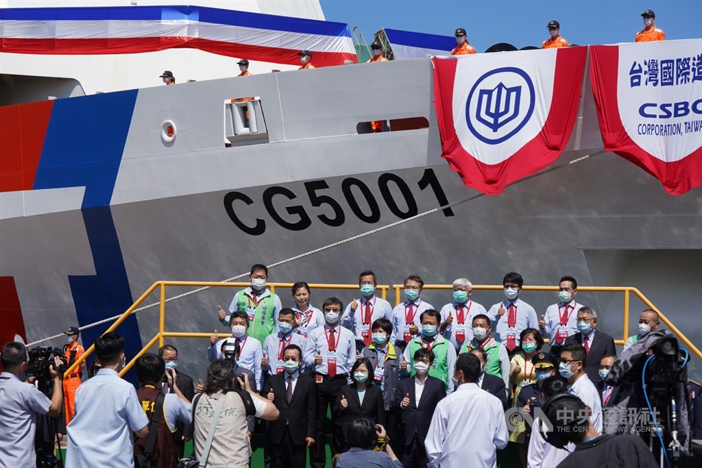 海巡署首艘4000噸級巡防艦「嘉義艦」2日在台船公司高雄廠舉行下水典禮,總統蔡英文(前中)、國安會祕書長顧立雄(前中左)、行政院副院長陳其邁(前中右)等人在典禮後合影。中央社記者徐肇昌攝 109年6月2日