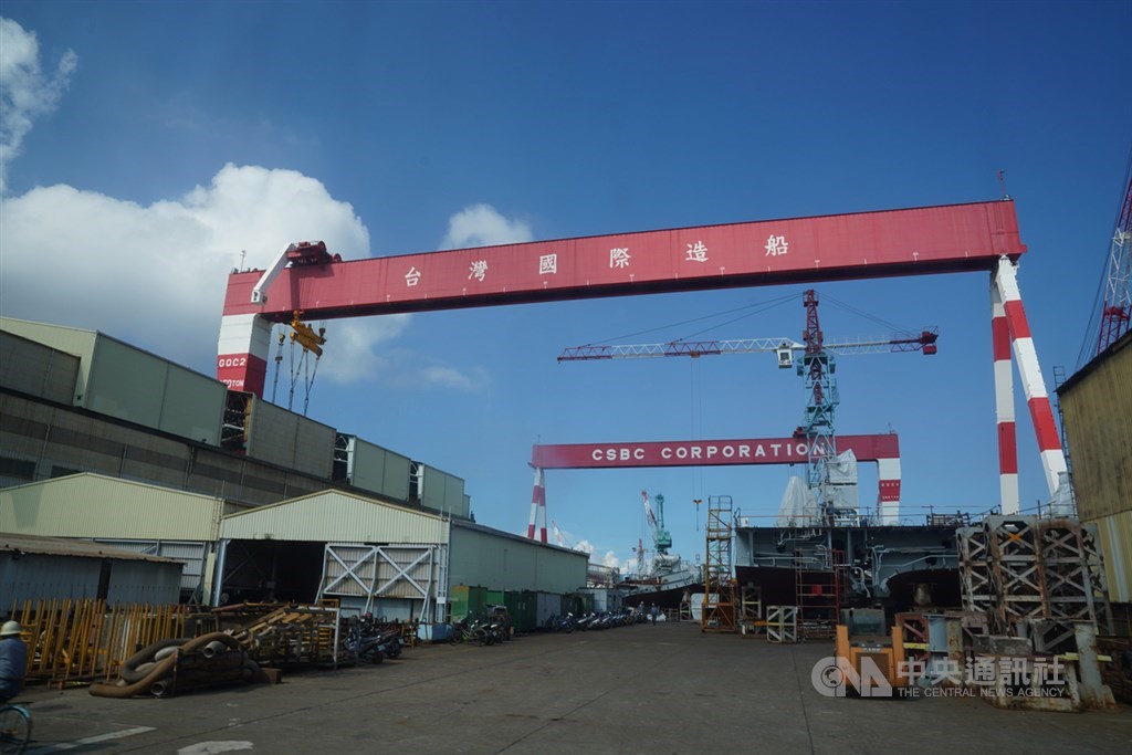 海巡署首艘4000噸巡防艦2日上午在台船公司高雄廠(圖)舉行下水典禮,將此艦命名為「嘉義艦」,並依造船慣例進行擲瓶下水儀式,替持續興建中的巡防艦艇祈福。中央社記者徐肇昌攝 109年6月2日