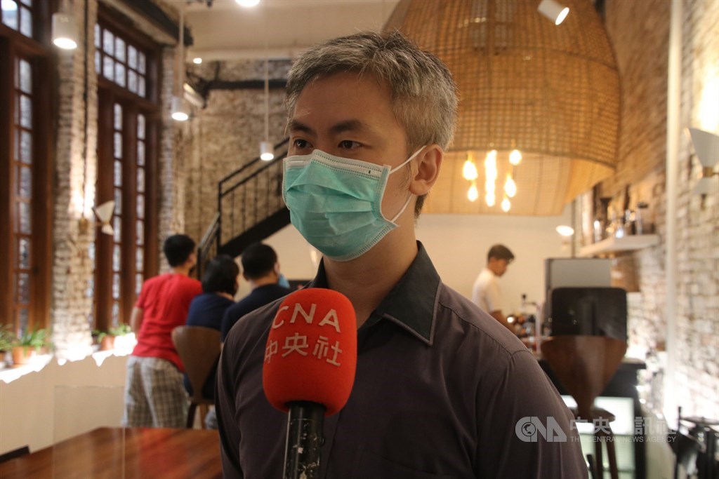 印尼青年創業家游永輝為了推廣、保存Jamu文化,研發出以萃取濃縮咖啡等各種咖啡煮法製作Jamu的新技術。他5月27日指出,希望喝Jamu成為民眾生活的一部分。中央社記者石秀娟雅加達攝 109年6月2日
