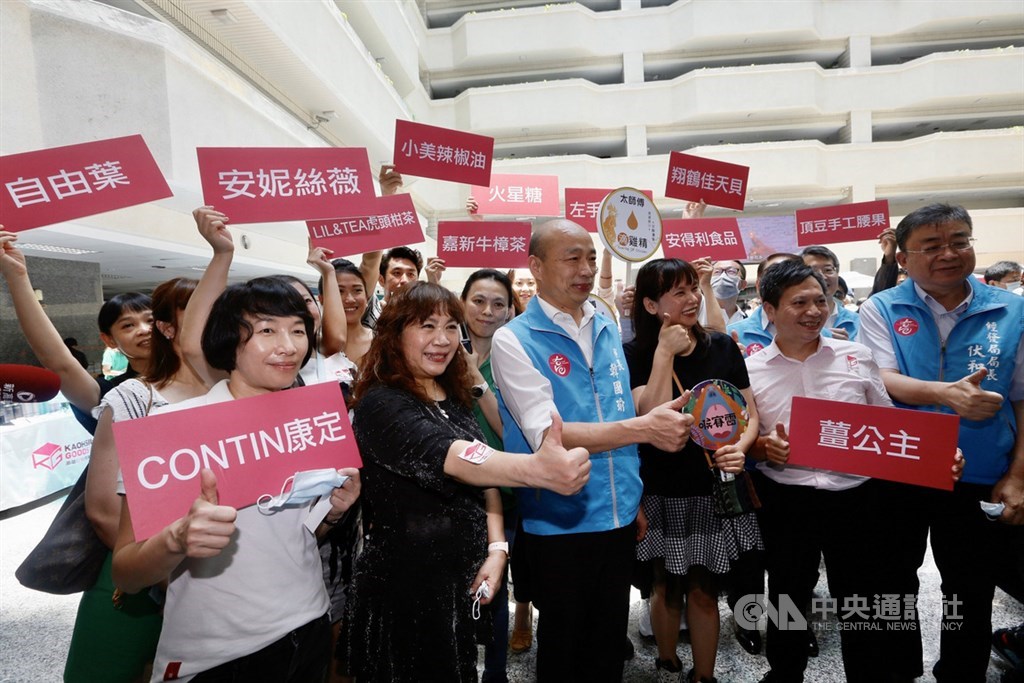 高雄市政府砸新台幣5000萬元推「振興購物嘉年華」活動,市長韓國瑜(前右4)2日出席首抽抵用券記者會,會後與出席商家代表合影留念。中央社記者董俊志攝 109年6月2日