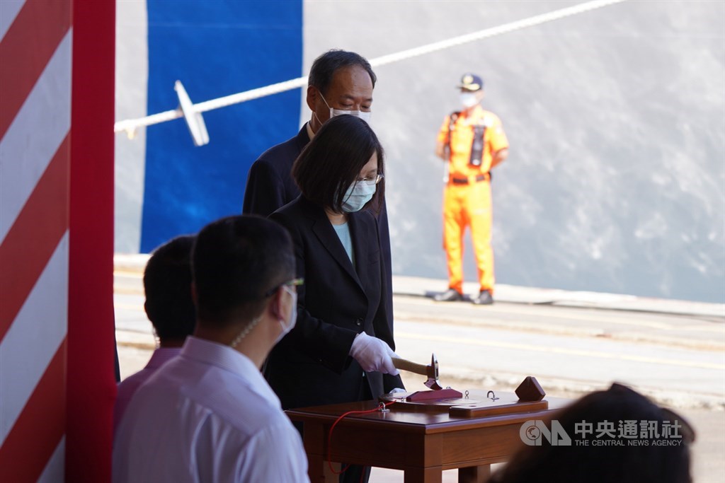 海巡署首艘4000噸級巡防艦「嘉義艦」2日在台船公司高雄廠舉行下水典禮，總統蔡英文（中）主持儀式。中央社記者徐肇昌攝　109年6月2日