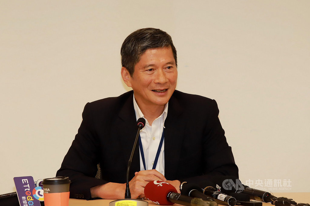 台中市長盧秀燕2日北上拜會文化部長李永得(圖),針對國家漫畫博物館遷址案開會研商,文化部李永得會後表示,雙方有共識,國漫館新址仍優先考量台中,但給台中市府1個月期限,盤點提出新址建議。(文化部提供)中央社記者葉冠吟傳真 109年6月2日