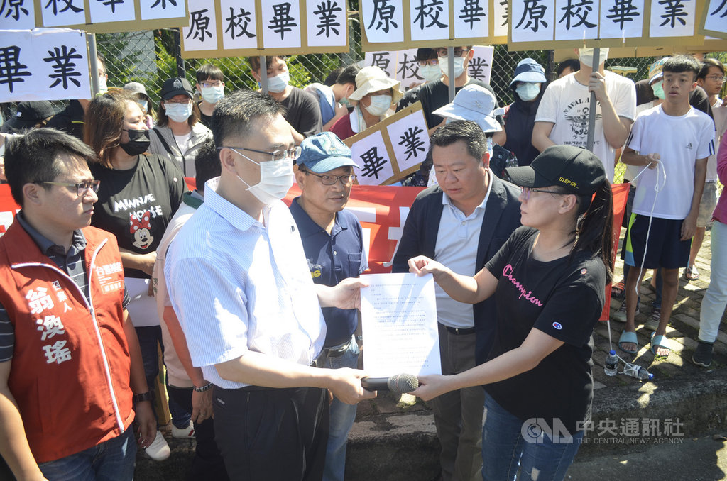 嘉義縣稻江管理學院7月31日後停辦,學生成立自救會,2日在校門口舉布條抗議,訴求「原校畢業」,在嘉義縣副議長陳怡岳(前右2)的見證下,遞交陳請書給校方,由代理校長洪大安(前左2)代表接受。中央社記者蔡智明攝 109年6月2日