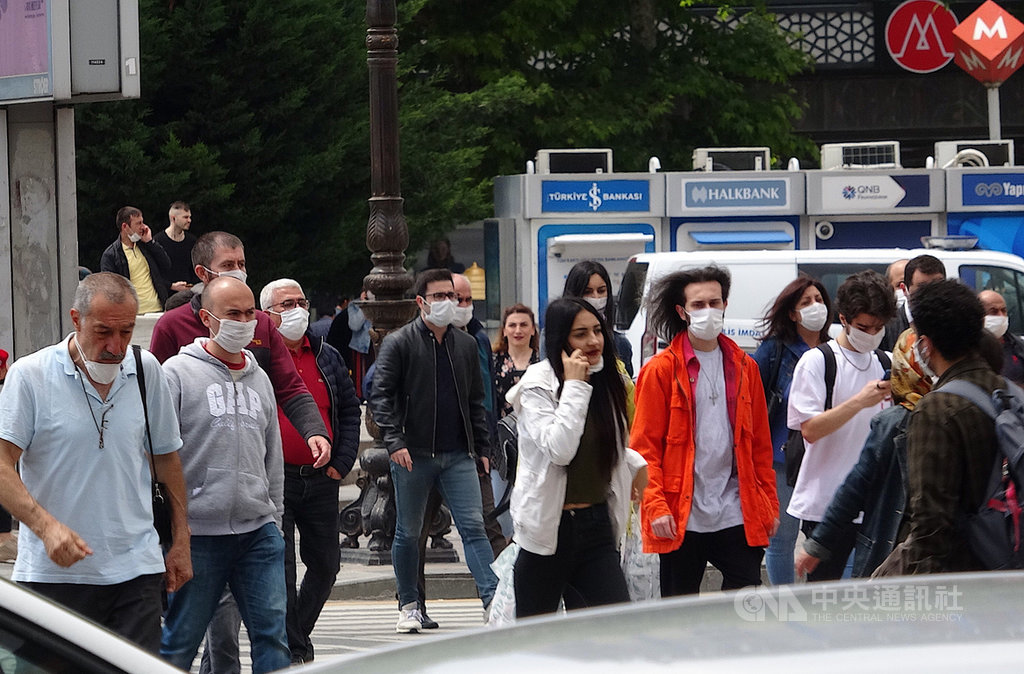 土耳其1日解除多項武漢肺炎防疫禁令。首都安卡拉中心商業區柯澤賴中午重回繁忙街景,街頭民眾大多戴著口罩。中央社記者何宏儒安卡拉攝 109年6月2日