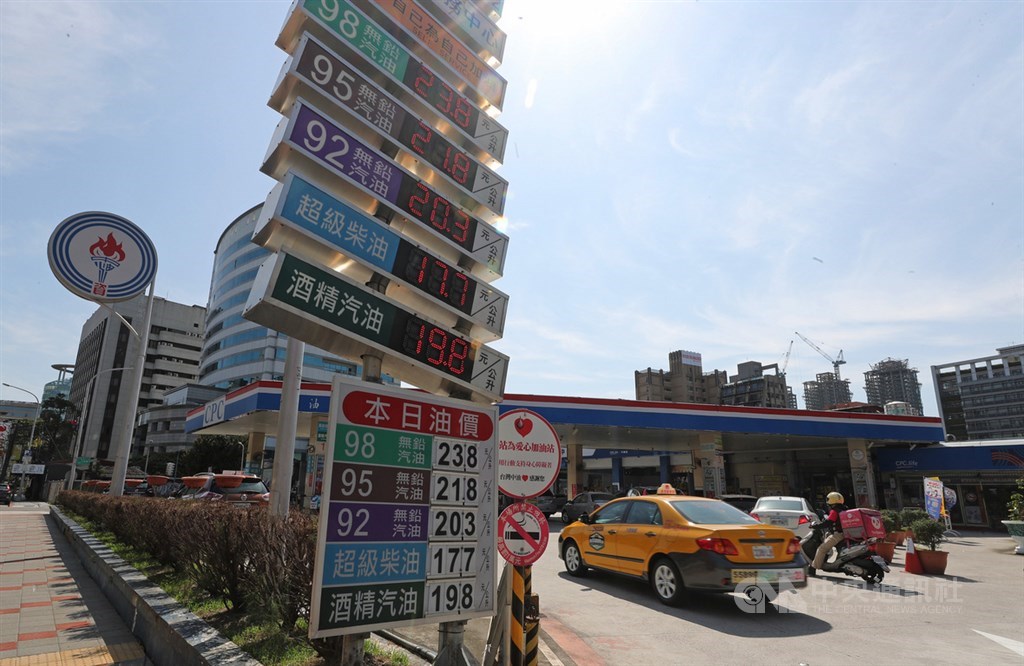 經濟部表示,若車主到加油站加油,也可用振興券支付,而且紙本與數位工具都可以。(中央社檔案照片)