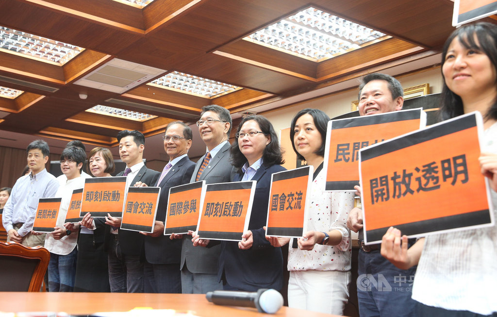 無黨籍立委林昶佐(前左4)2日在立法院舉行「開放國會行動方案正式啟動」記者會,說明對於推動開放國會的方向,立法院長游錫堃(前左5)、秘書長林志嘉(前左6)、國民黨立法院黨團總召林為洲(右2)、台灣民眾黨立法院黨團總召賴香伶(右4)與時代力量立委王婉諭(右3)等人與會。中央社記者謝佳璋攝 109年6月2日