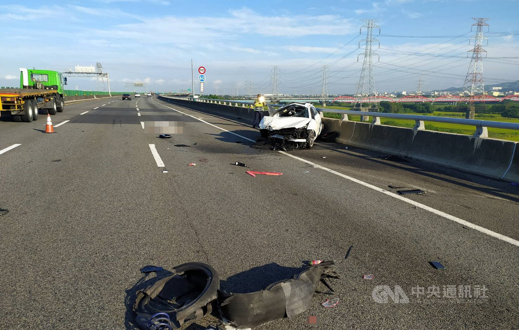 一輛賓士汽車2日清晨行經國道3號北上指標200.1公里處彰化快官路段疑自撞,一名男駕駛拋飛車外死亡。(民眾提供)中央社記者蕭博陽彰化縣傳真 109年6月2日