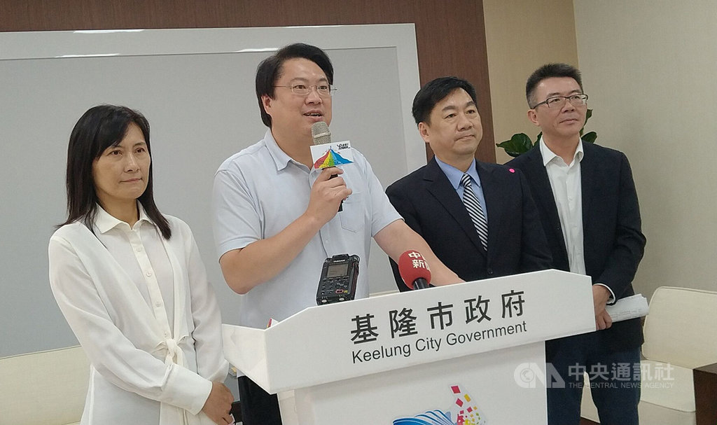 內政部次長陳宗彥(右2)與基隆市長林右昌(左2)2日共同宣布,109年國慶晚會10月9日將首度移師基隆舉行,除邀請國家級團隊演出外,在地表演團體也將一同參與,將基隆最好的一面呈現在國人面前。中央社記者王朝鈺攝 109年6月2日