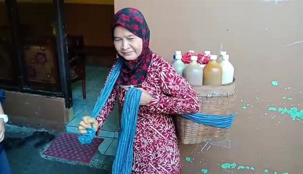 印尼稱揹著草本飲Jamu在街頭做生意的婦人為Jamu Gendong。住中爪哇普禾加多的Mijem23日指出,她每天都帶7種Jamu配方出門,往返路程約2公里。(印尼民眾提供)中央社記者石秀娟雅加達傳真 109年6月2日
