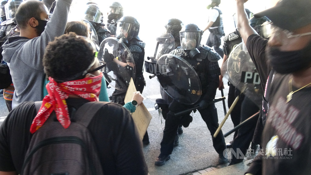 美國反種族歧視抗議遍地開花,上千名群眾聚集白宮前抗議。為讓美國總統川普步行至白宮附近教堂致意,華府出動強勢警力驅逐群眾,爆發多起零星衝突。中央社記者江今葉華盛頓攝 109年6月2日