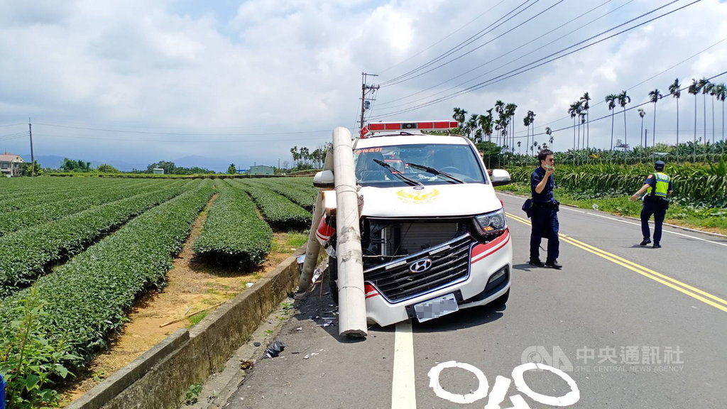 南投縣消防局一輛救護車2日出勤時不慎撞上路旁電線桿,造成車頭毀損,電線桿也斷成兩截,所幸車內救護人員及病患都未受傷。(消防局提供)中央社記者蕭博陽南投縣傳真 109年6月2日