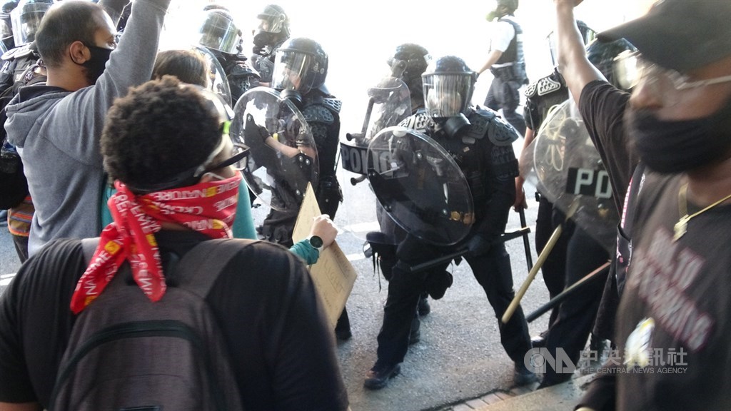 美國反種族歧視抗議遍地開花,上千名群眾聚集白宮前抗議。為讓美國總統川普步行至白宮附近教堂致意,華府出動強勢警力驅逐群眾,爆發多起零星衝突。中央社記者江今葉華盛頓攝 109年6月2日