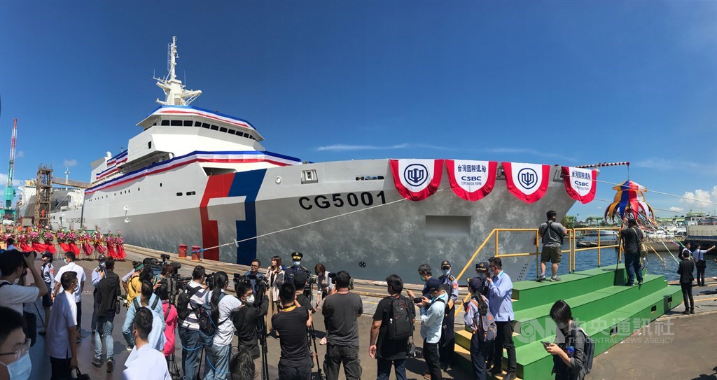 海巡署首艘4000噸級巡防艦「嘉義艦」2日在台船公司高雄廠舉行下水典禮,這也是海巡署有史以來噸位最大的艦艇,艦名以具有台灣主權意象的地名命名,有特殊意涵。中央社記者徐肇昌攝 109年6月2日