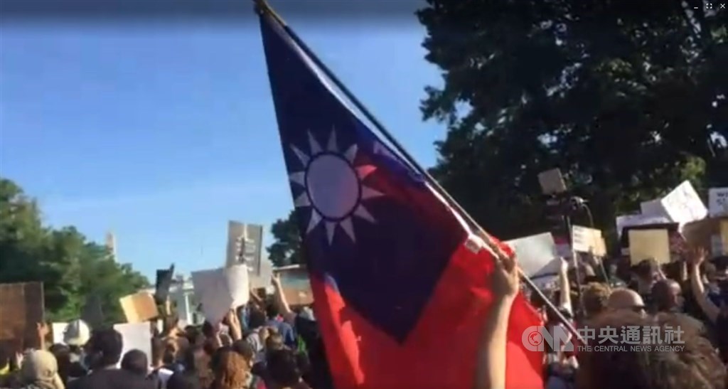 美國白宮前1日聚集上千民眾到場抗議示威,現場高呼佛洛伊德的名字、I can