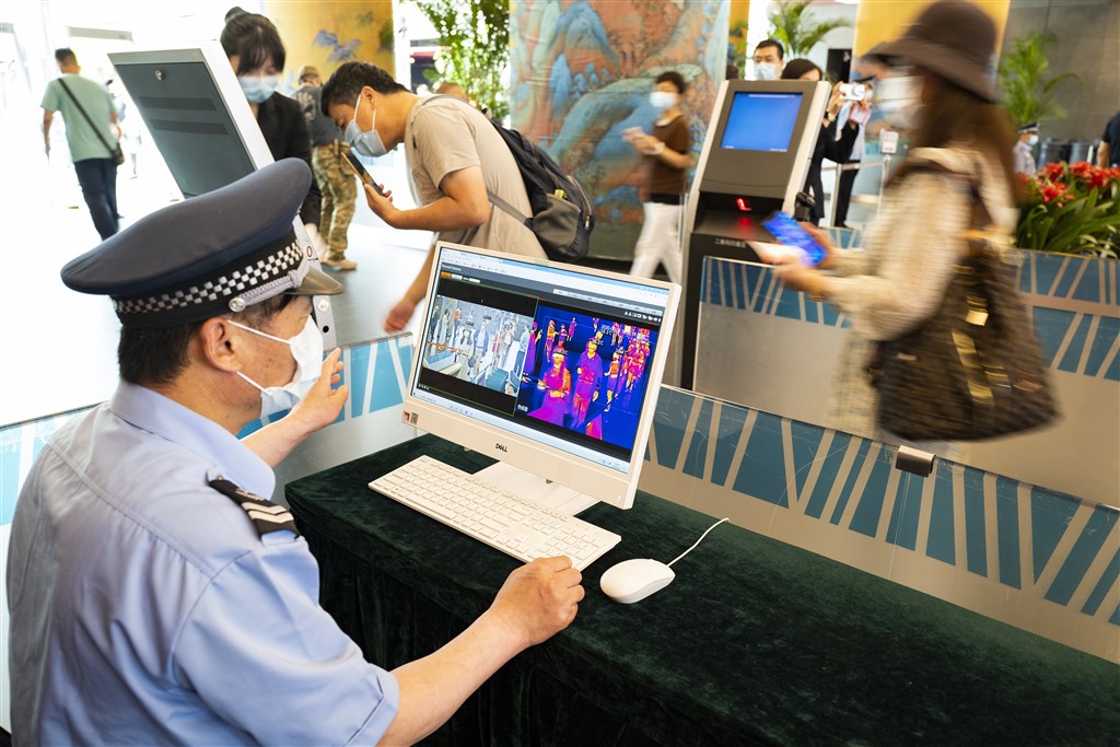 中國大陸著名抗疫醫師張文宏近日表示,未來一個月武漢肺炎疫情若得不到很好的控制,全球確診病例恐超過1000萬例。圖為中國國家大劇院入場防疫情況。(中新社提供)