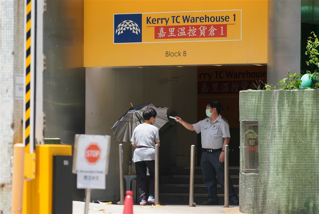 香港近日再度爆發武漢肺炎群聚感染,專家表示,除了女病患工作的嘉里物流貨倉外,其居住的社區也已形成傳播鏈。(中新社提供)