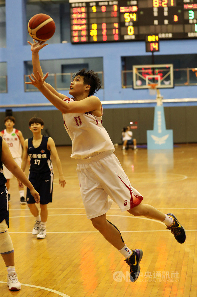 第15季WSBL女子超級籃球聯賽持續展開,國泰人壽連勝地位難以動搖,禁區大將鄭伊秀(中)上週挺身而出,對戰中華電信一役攻下生涯單場得分新高,繳出生涯代表作,獲選為賽事第3週最有價值球員(MVP)。(中華民國籃球協會提供)中央社記者黃巧雯傳真 109年6月2日