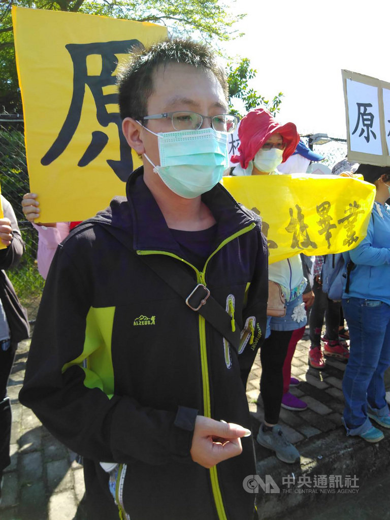 嘉義縣稻江管理學院7月31日後停辦,學生成立自救會,2日在校門口抗議,動畫遊戲設計學系三年級學生楊焜麟表示,嘉義其他學校沒有動畫遊戲設計相關科系,必須遠赴外縣市就讀,增加求學成本,他要原校畢業。中央社記者蔡智明攝 109年6月2日