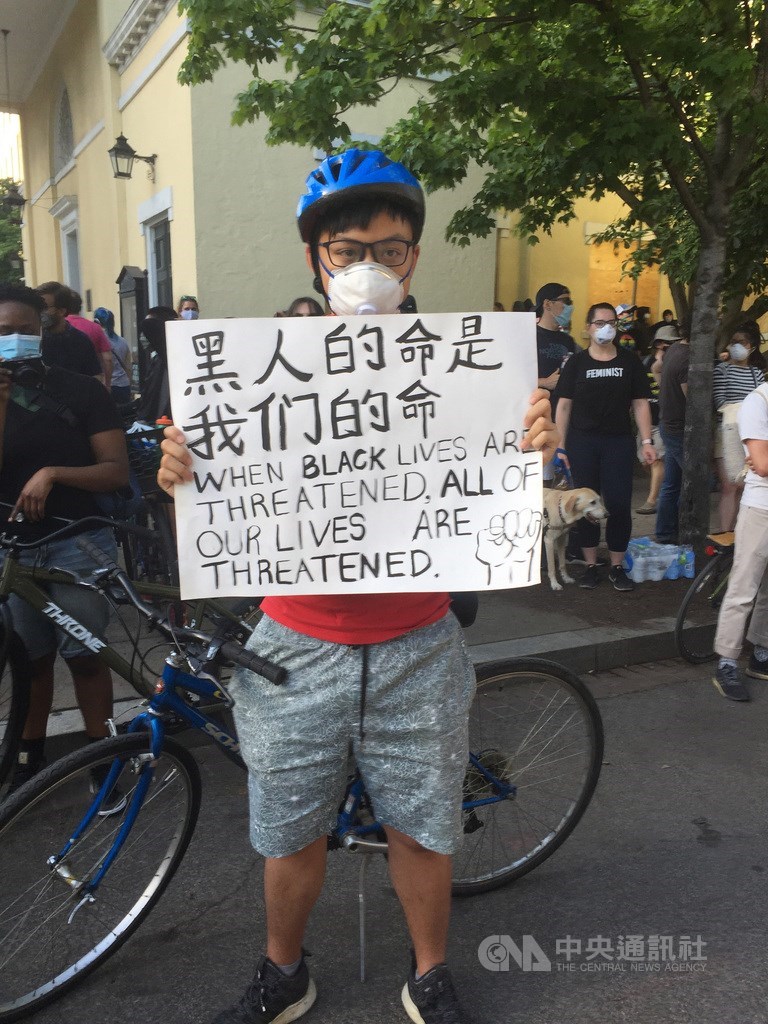 來自廣州、移民美國已經12年的陳先生美東時間1日也手持標語,到白宮前聲援反種族歧視示威。中央社記者江今葉華盛頓攝 109年6月2日