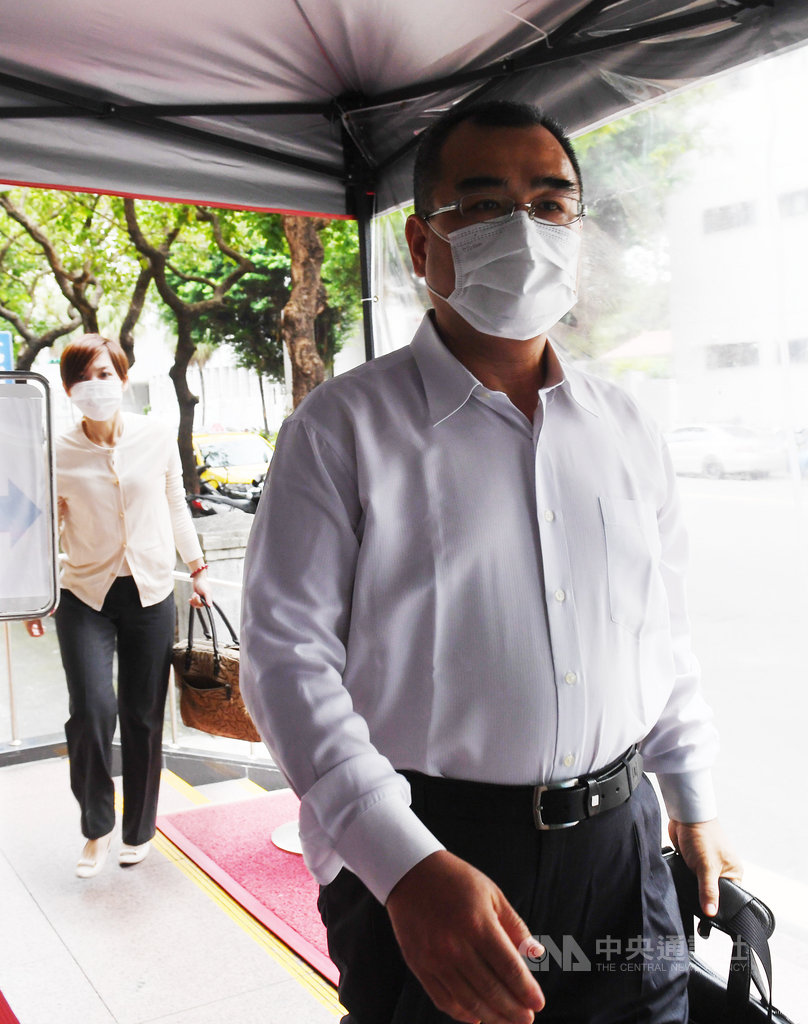 台灣高等法院2日下午開庭審理前行政院秘書長林益世(前)被控貪污案更一審,林益世由妻子彭愛佳(後)陪同現身,兩人提前到庭。中央社記者施宗暉攝 109年6月2日