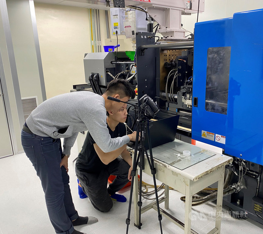 台灣科技大學前瞻智能影像暨視覺技術研究中心,將人工智慧(AI)、影像視覺分析技術應用在不同面向,可協助工業上檢測產品瑕疵。(台科大提供)中央社記者許秩維傳真 109年6月2日